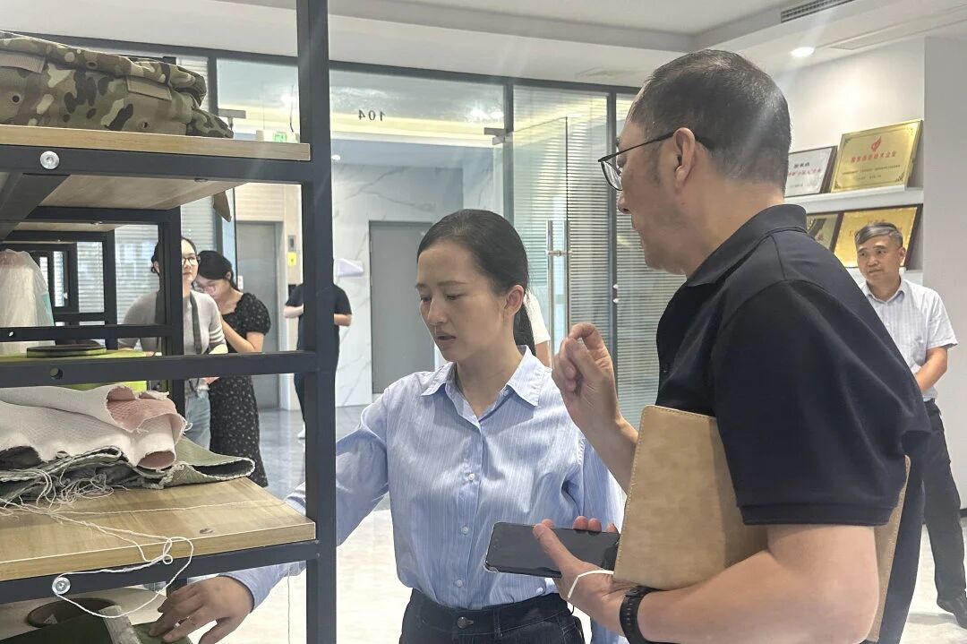 Kunnallispuolueen komitean pysyvän komitean jäsen Zhou Xiao, propagandan laitoksen ministeri ja United Front -ministeri, vierailivat Changshu -polyesterissä tutkimusta varten